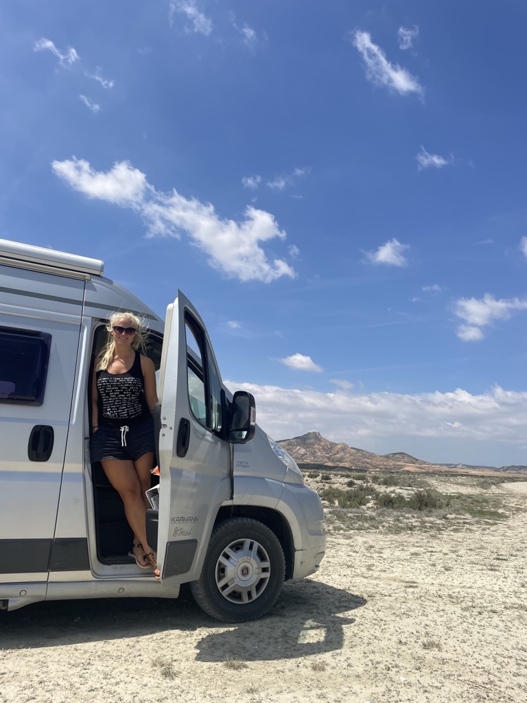 Kathy Hiereth vor ihrem Camper, in dem sie 2,5 Jahre lang durch Europa gereist ist