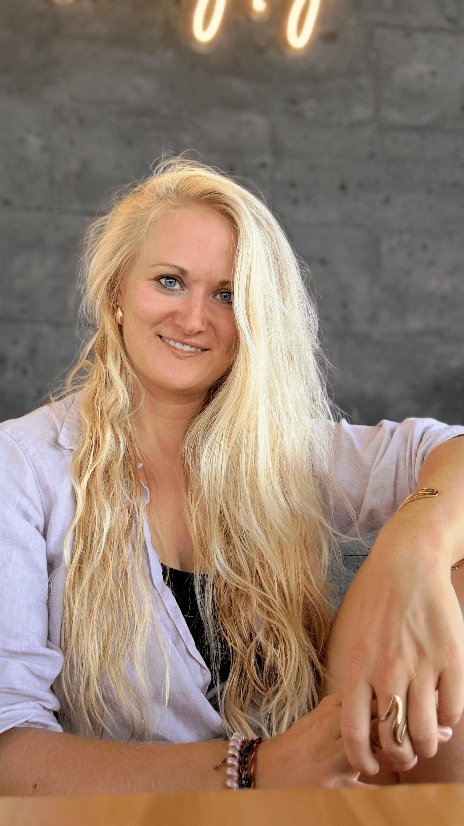 Kathy Hiereth während einer Hypnose-Session, ruhig und konzentriert